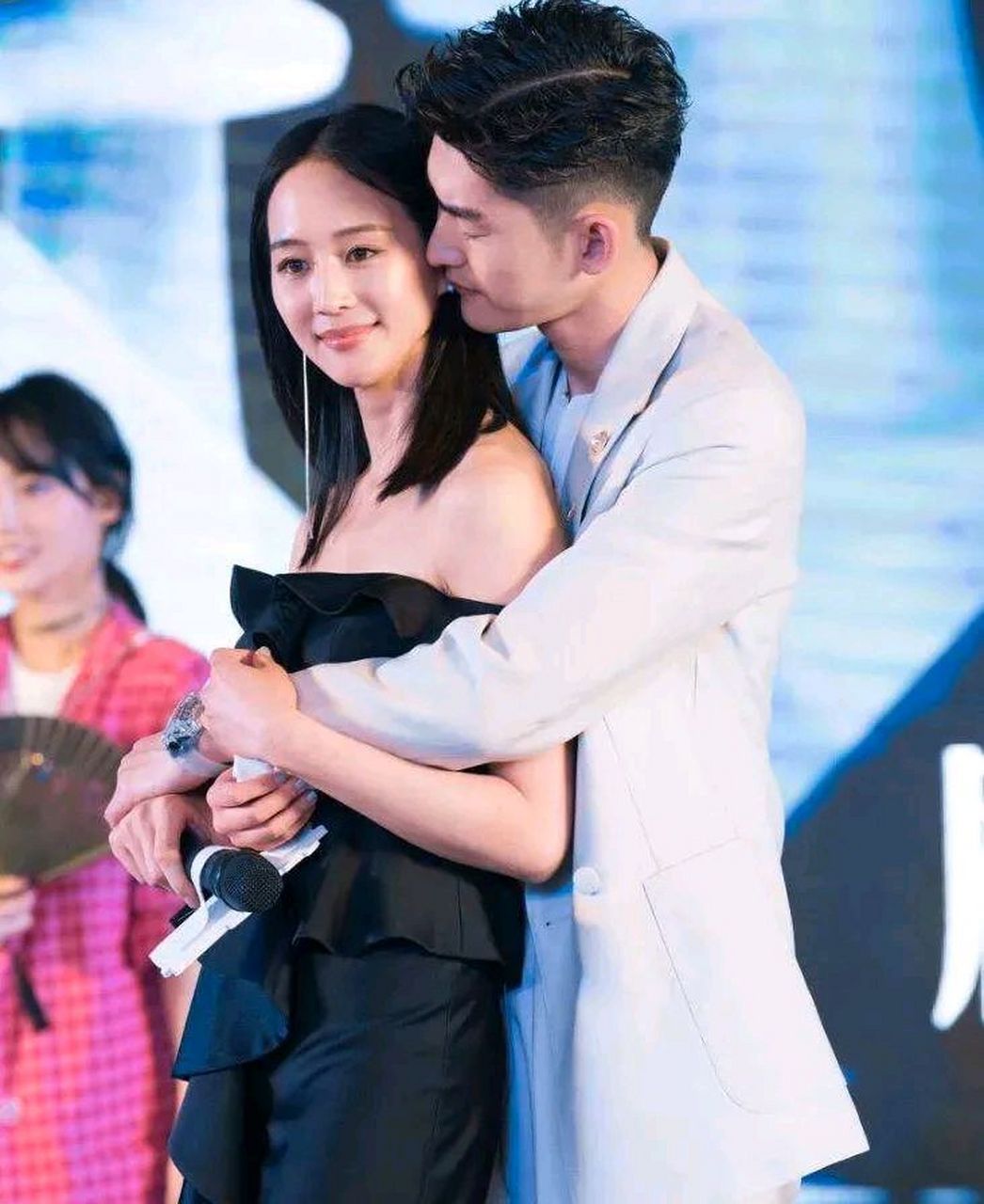 张翰和张钧甯同框!看到张翰动手抱住了张钧甯,亲密的互动!她很害羞!