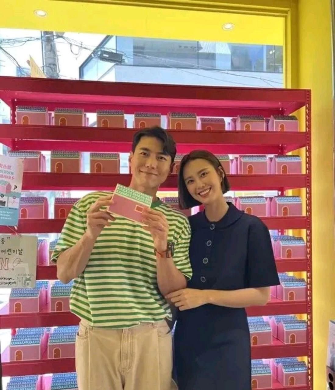 演员宋在熙在自己的instagram上写道:"妻子拿出怀孕测试仪的那一瞬间!