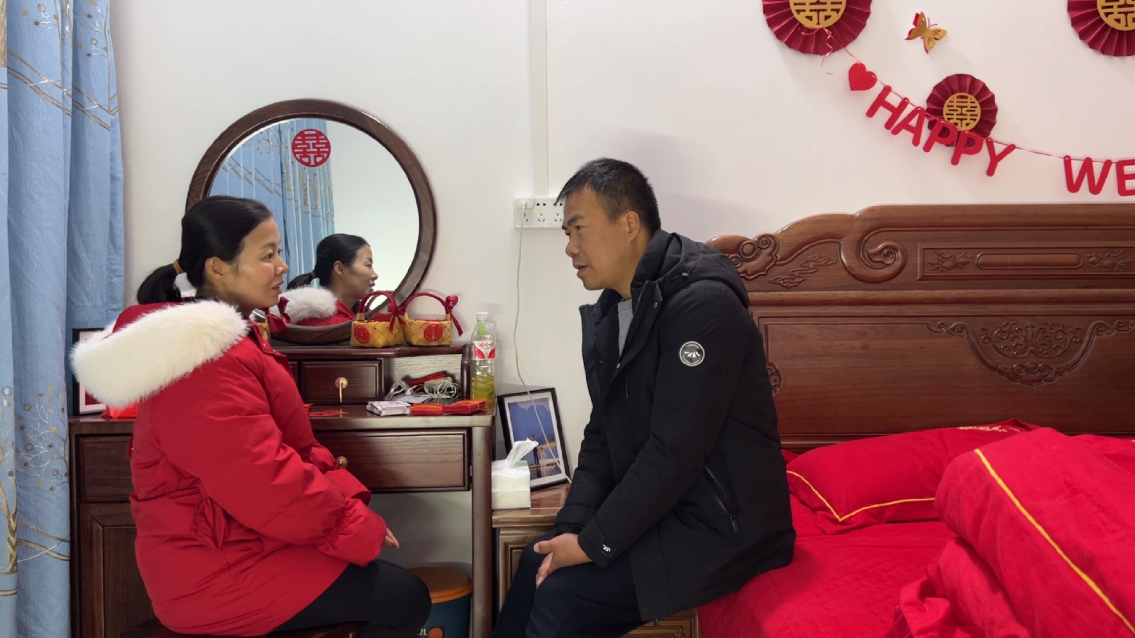 阿金今年升级了,连夜带小翠去串门发红包,亲戚们见到她来很开心