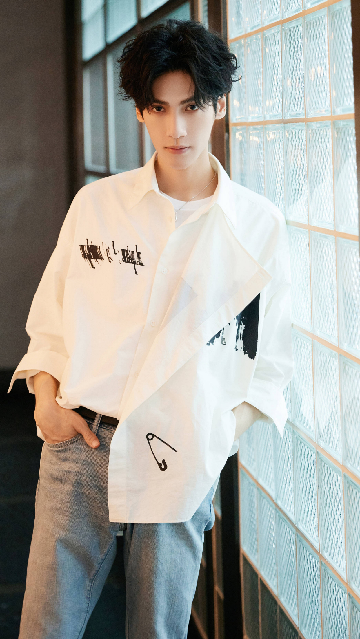 演员罗云熙,气质高雅,眼眸深邃,来看帅气写真照