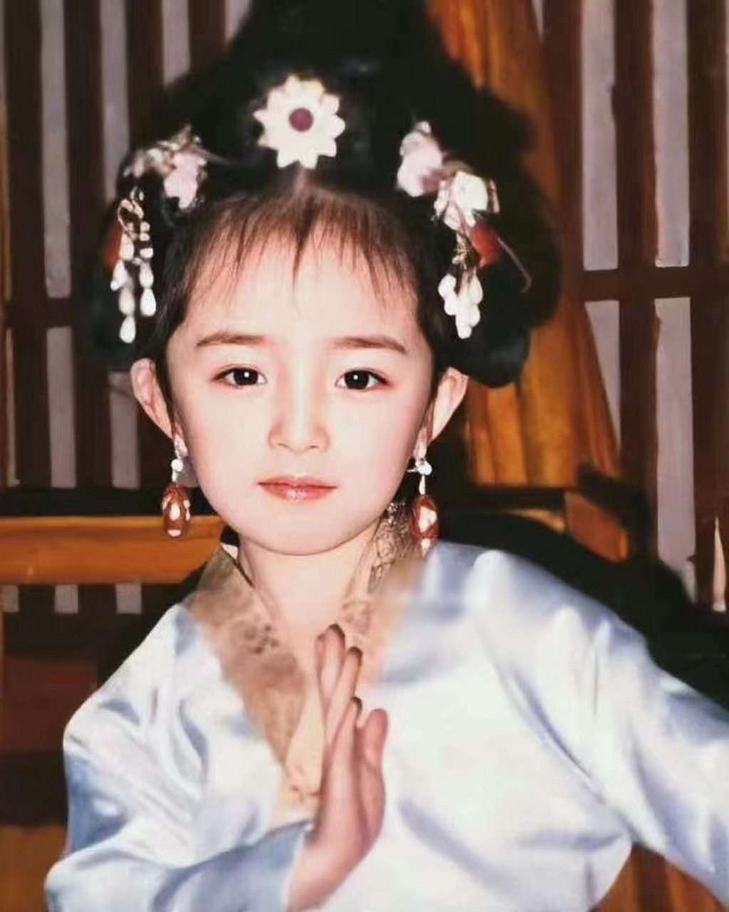 杨幂小时候太可爱了,像个洋娃娃.