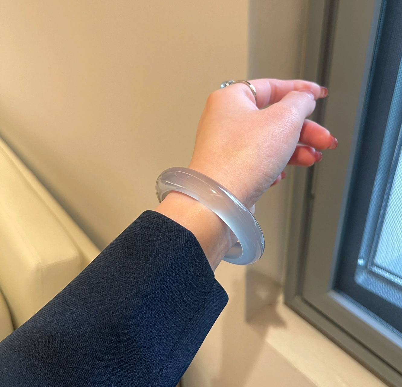 翡翠# 玻璃种天空蓝翡翠手镯,好像把天空戴在了手上感觉整个人钡妹