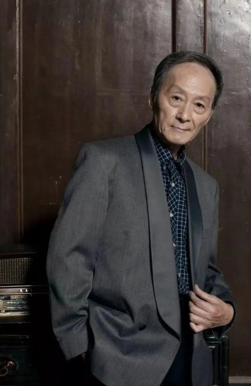 那年,在一次酒会上,配音界的"扛把子"童自荣,主动找李连杰握手,没想到