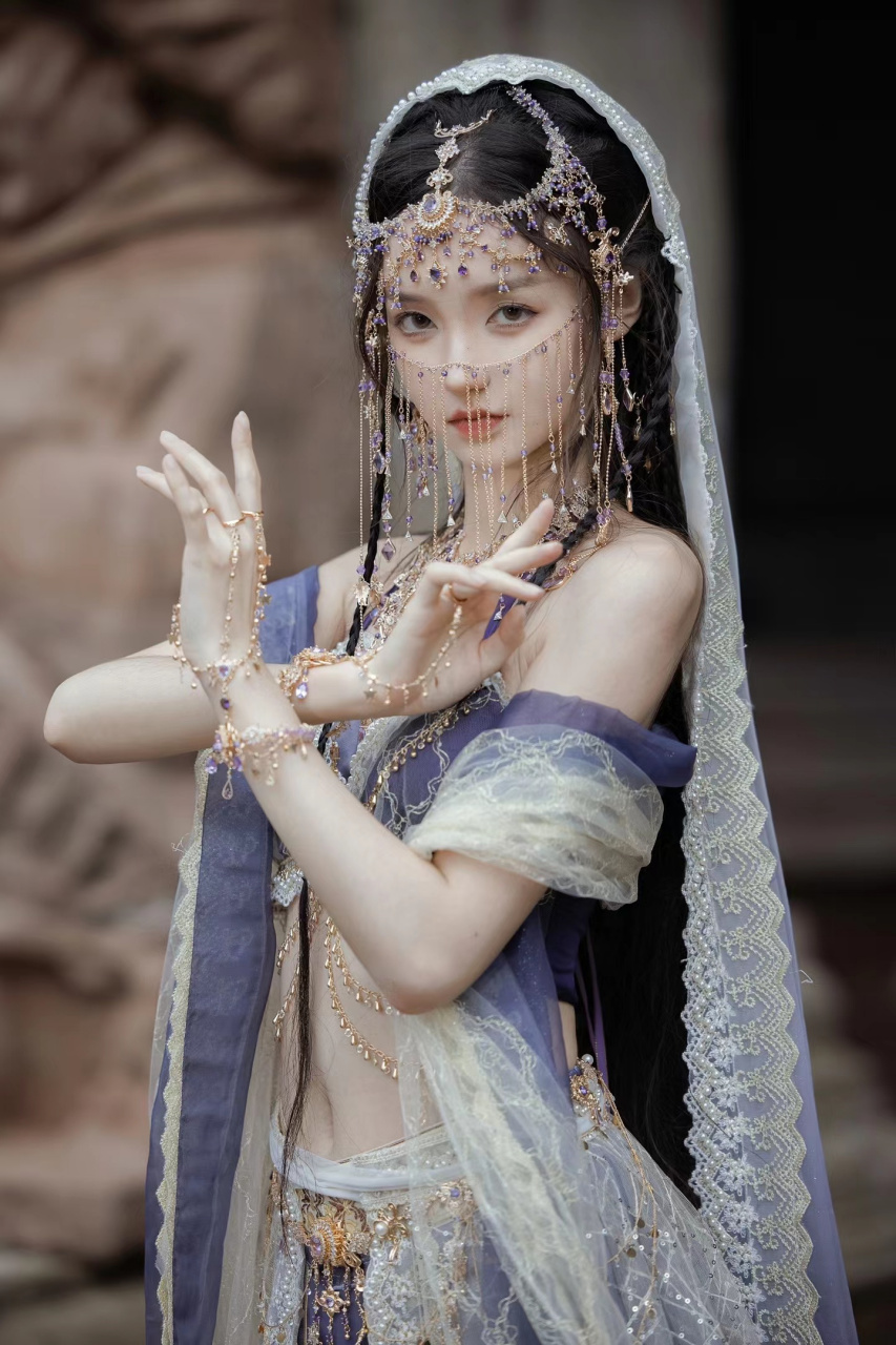 身姿窈窕,异域风情!#美女# #古风# #动漫