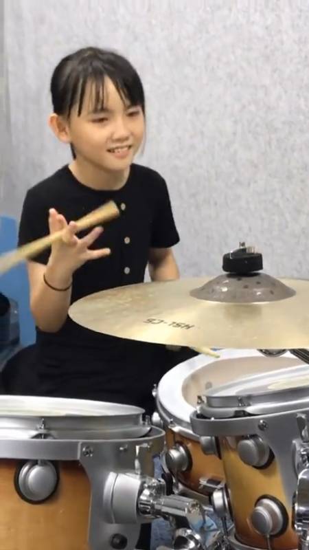 小鼓手妞妞架子鼓演奏经典歌曲水手妞妞太可爱了