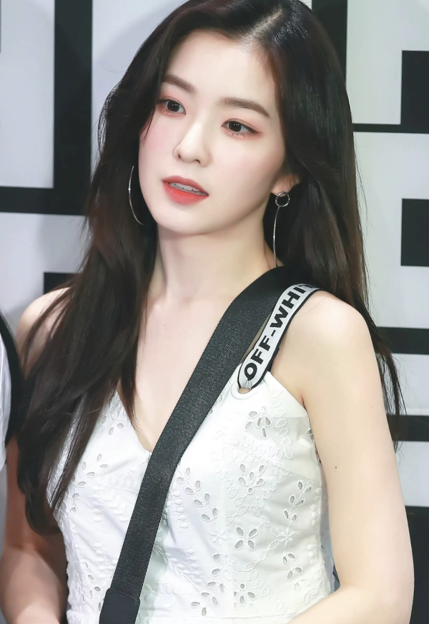 日常穿搭# 裴珠泫白色镂空宽吊带无袖体桖打扮,很干净利落的打扮右换