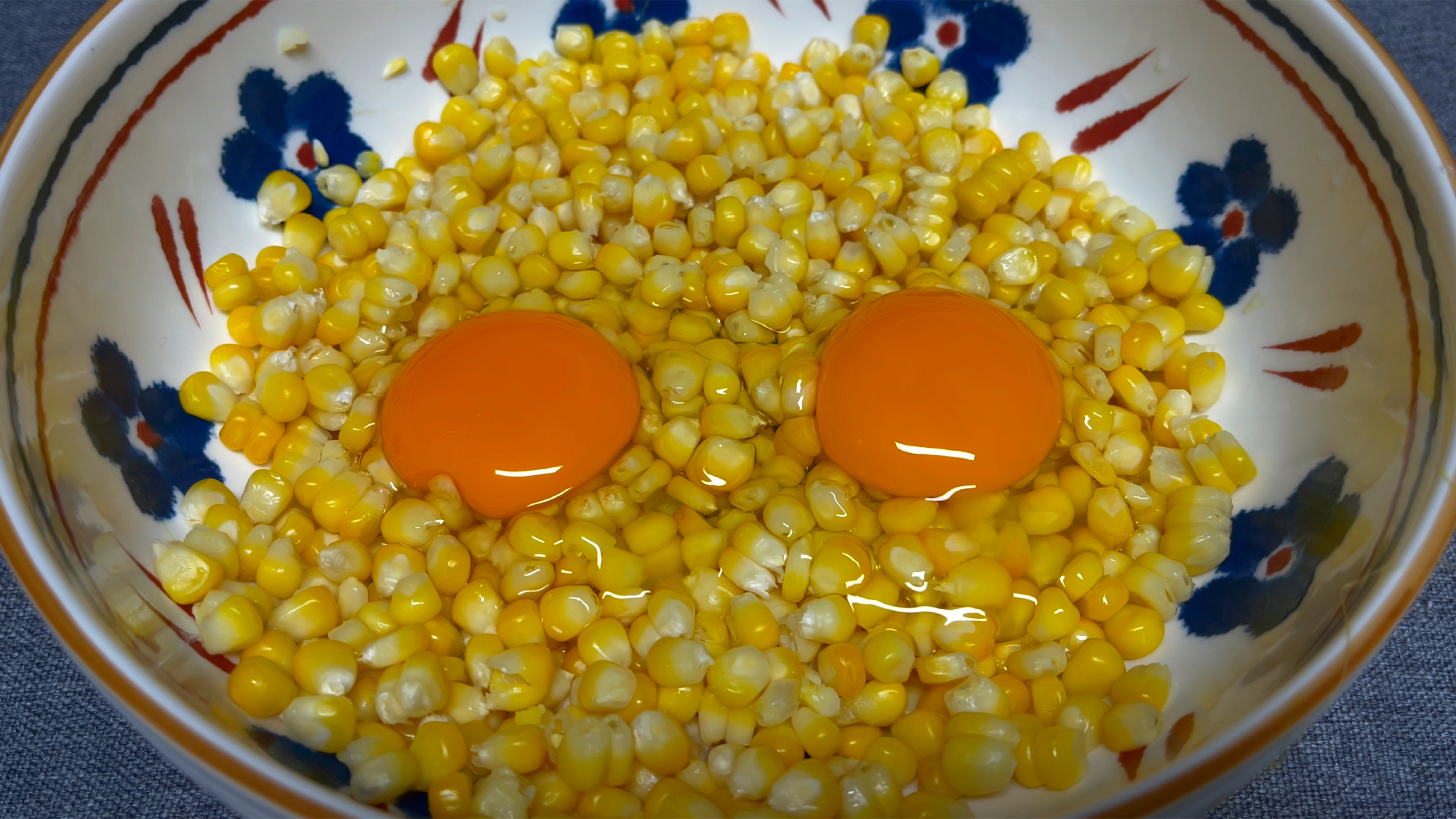 玉米粒中打入两颗鸡蛋，简单的搅一搅，5分钟搞定早餐，营养美味