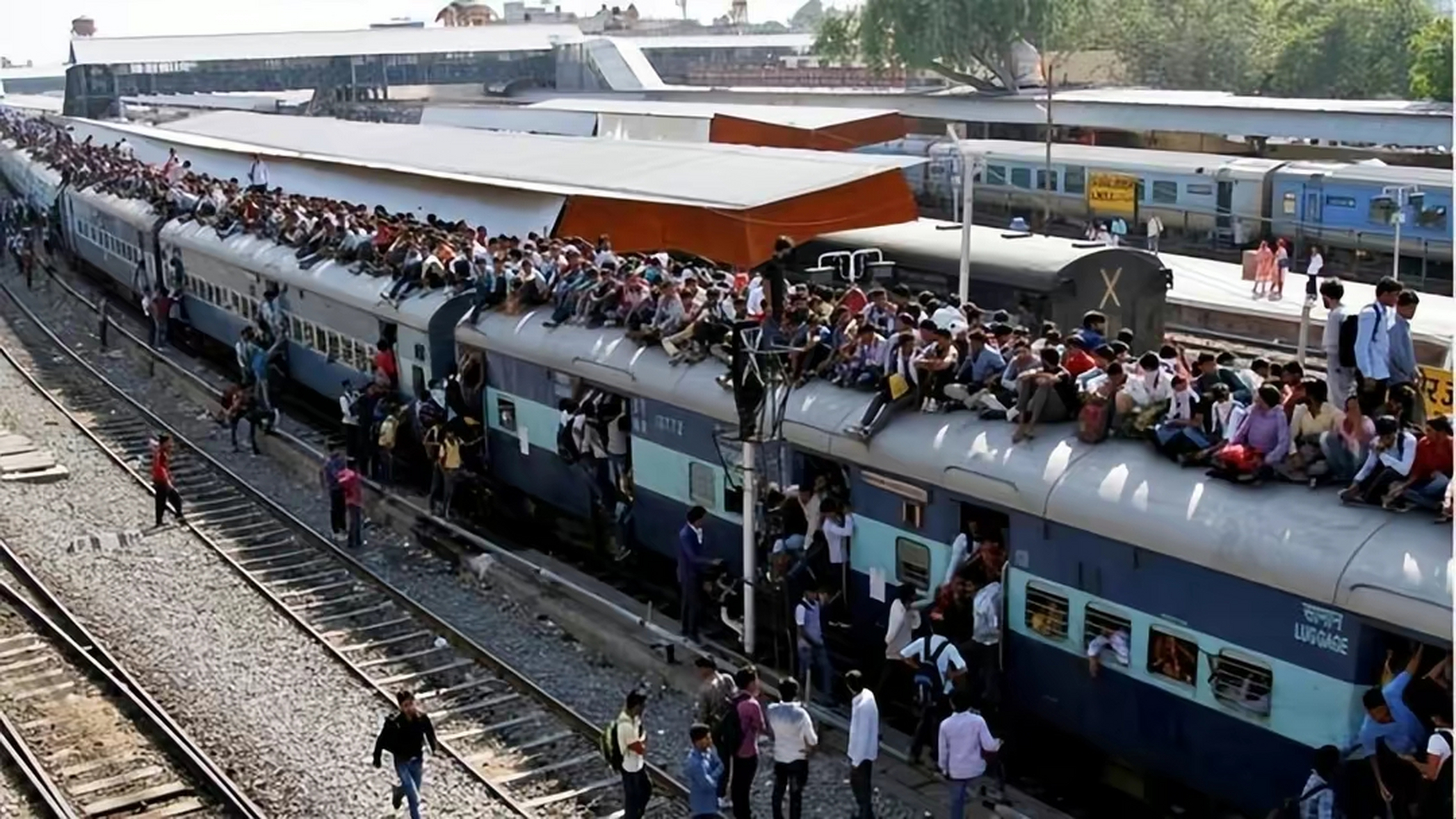 印度火车站# 印度火车站播放3分钟不雅视频.引发众多乘客不满投诉.