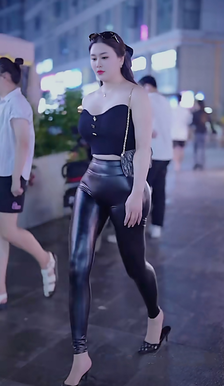 大夏天的逛街穿皮裤,姐姐不热吗?[左捂脸]#美女街拍