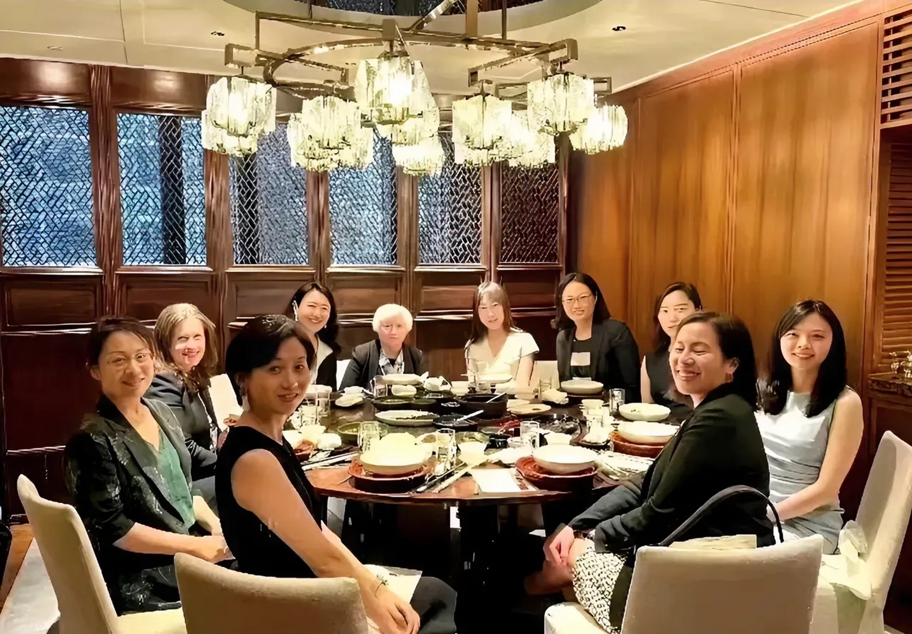 这些人应该清一色的知性女,独立评论家,女权主义,lgbt……比如右手边