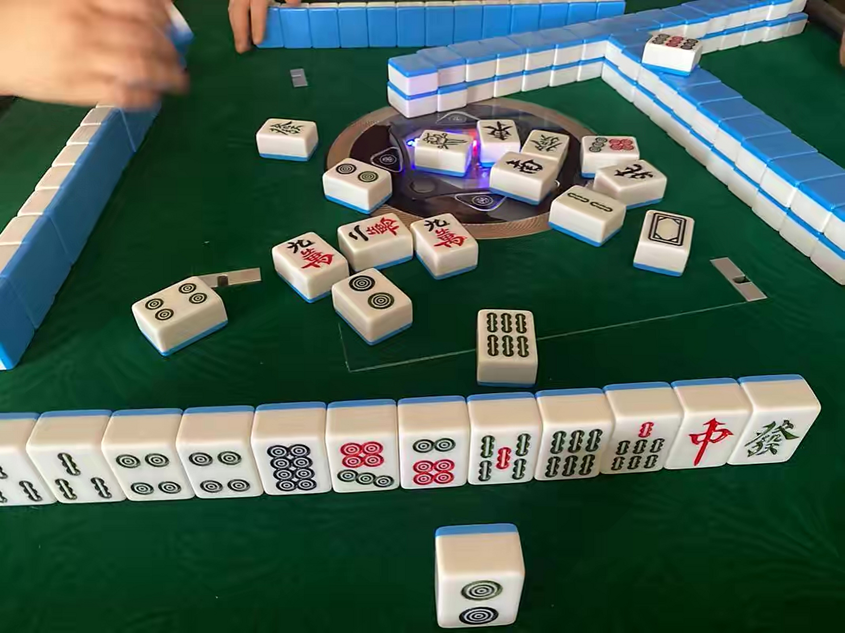 我有个爱打麻将的习惯,近日麻将馆老板邀请我参加牌局,我询问都有哪些