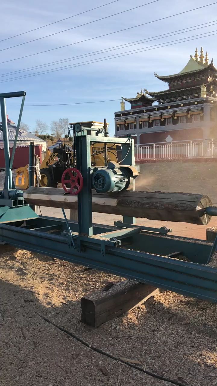 木头加工车床就是厉害.