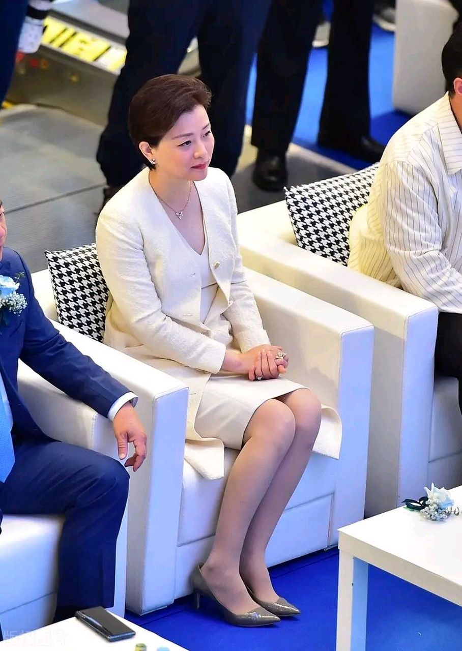 杨澜在沈阳出席活动,她这次搭配的很漂亮,看上去也超有明星魅力,真的