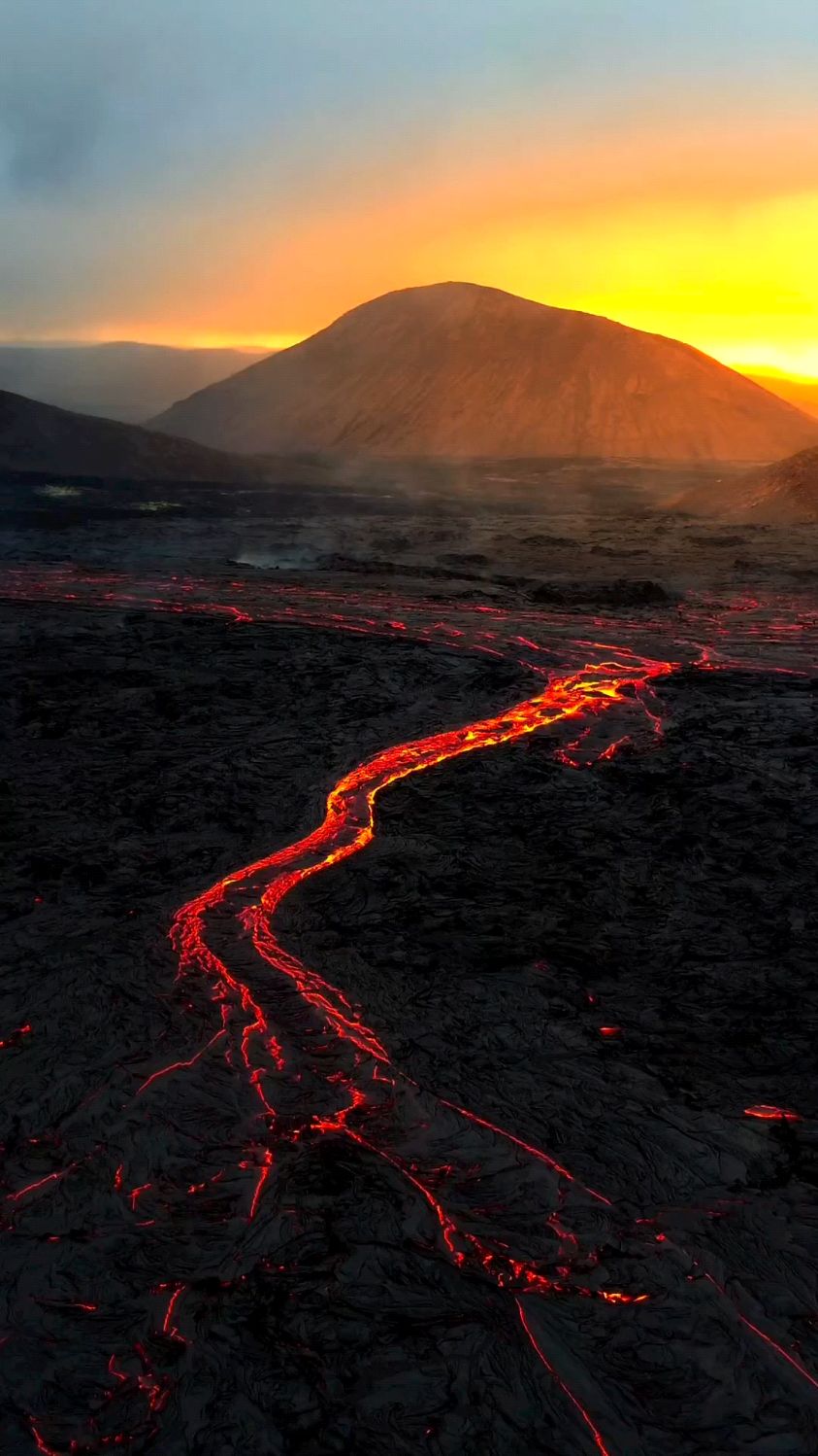 冰岛火山流动的岩浆