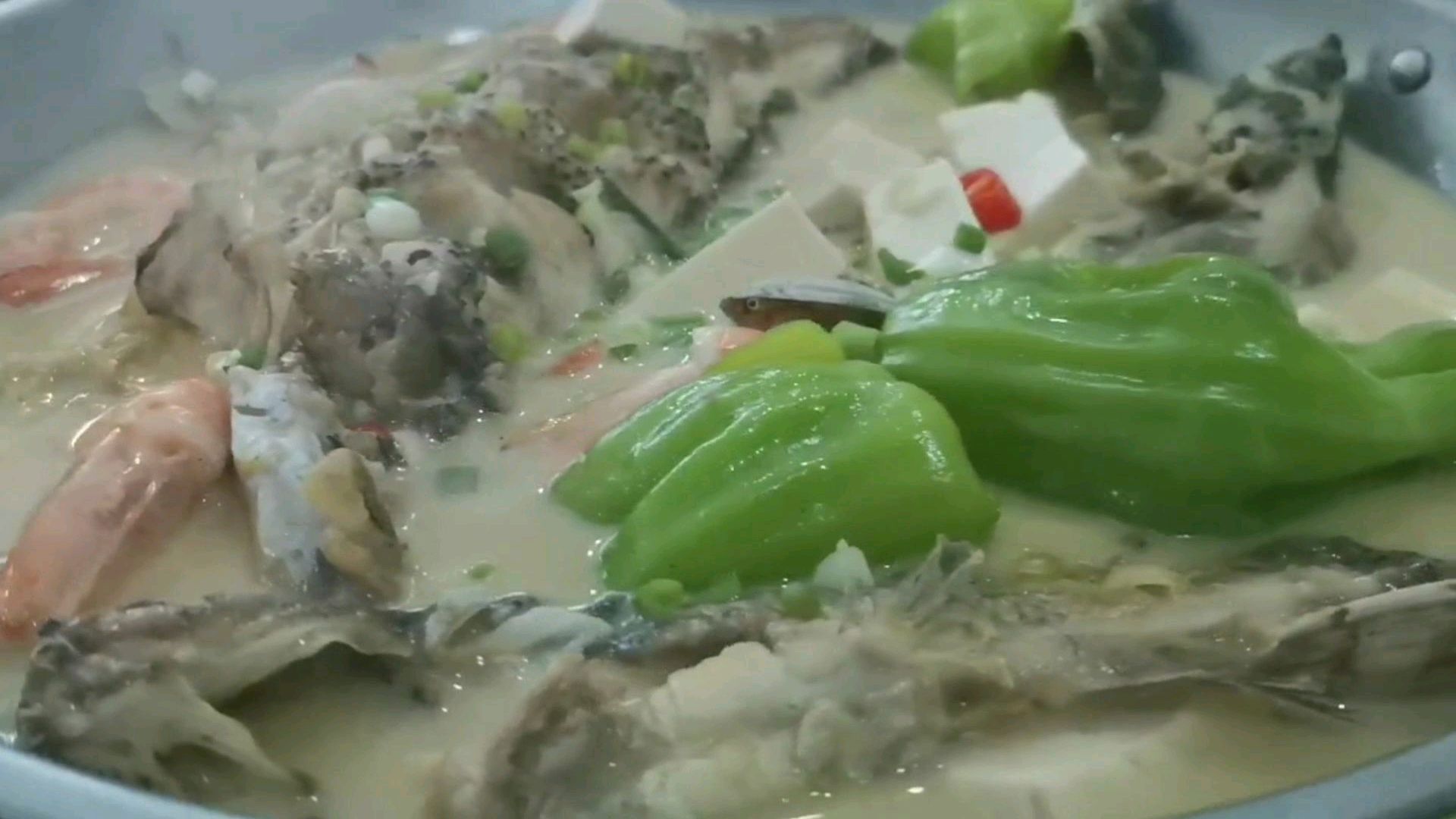 一道鲜美到极致的硬菜海鲜和湖鲜的搭配,用料简单一大锅都嫌少了