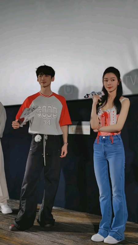 宋轶与白敬亭同框营业太好磕了