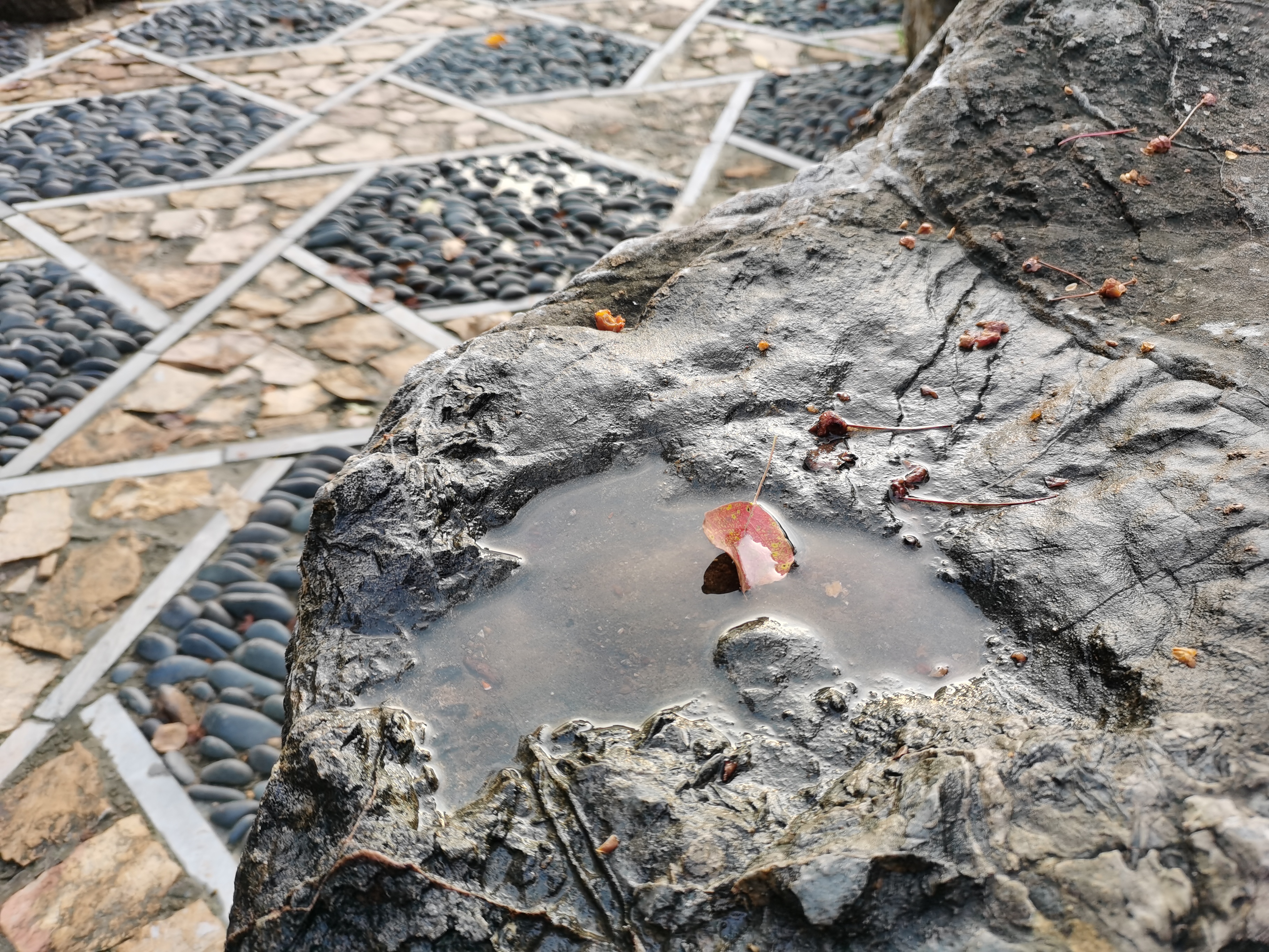 雨水积存在路面,石凹,形成浅浅的水洼