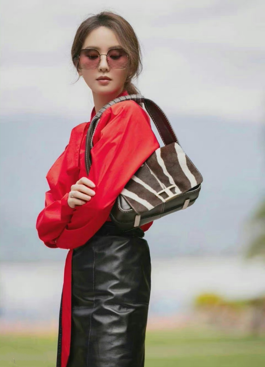 刘诗诗# 一袭红色飘带衬衫,配黑色小皮裙,尽显婀娜多姿的曼妙身材