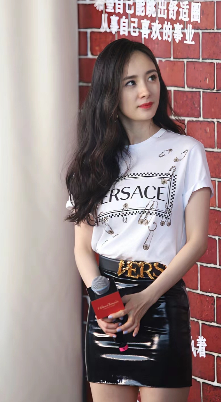 杨幂包臀皮裙现身杜莎夫人蜡像馆跟自己的蜡像合影