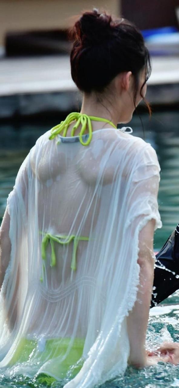 李沁身穿绿色吊带分体泳衣,在水中尽情嬉戏玩水,充满青春活力#明星