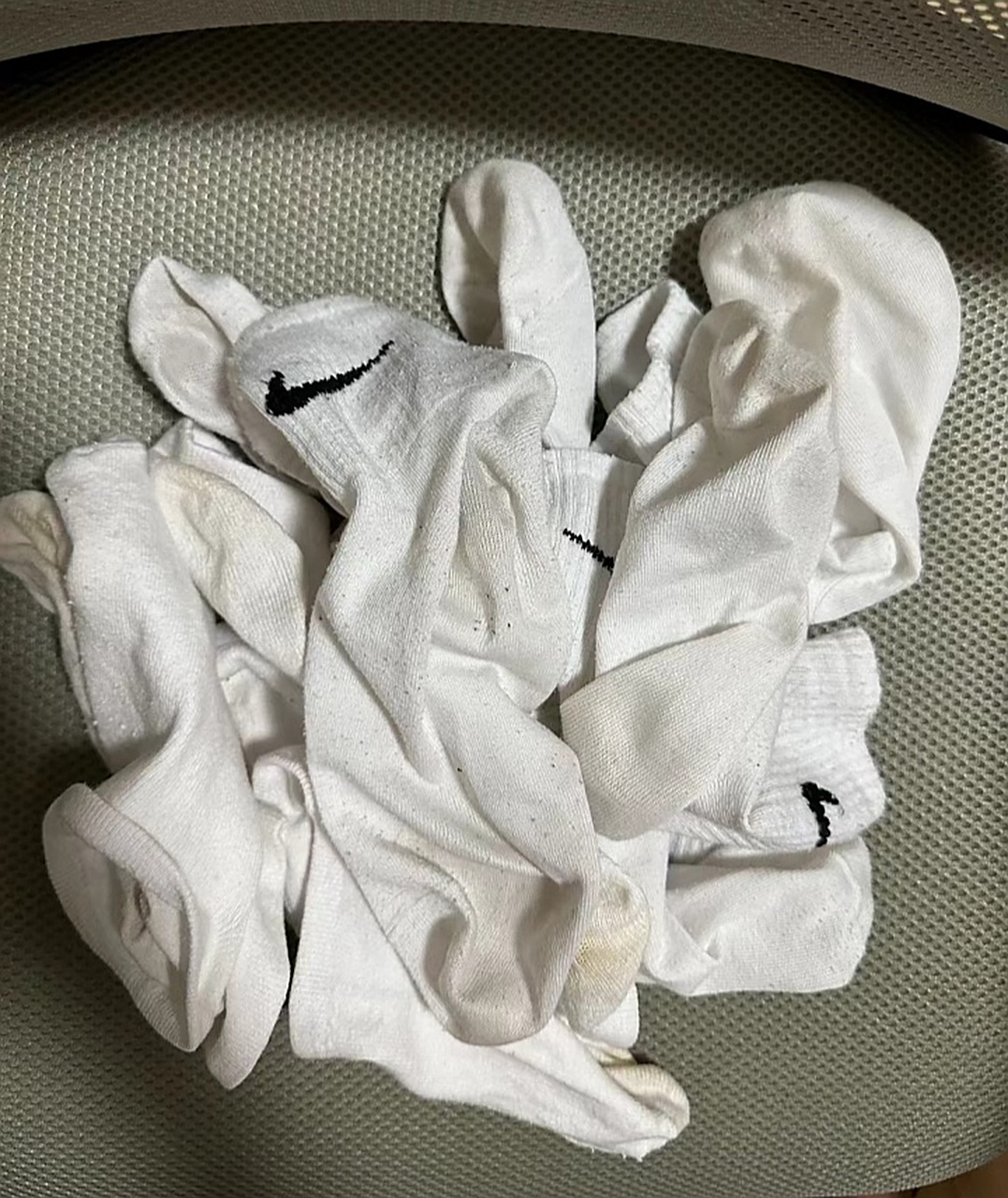 网友:就是喜欢帮女朋友洗臭袜子呀,女朋友也很爱我,每次我洗洗的时候