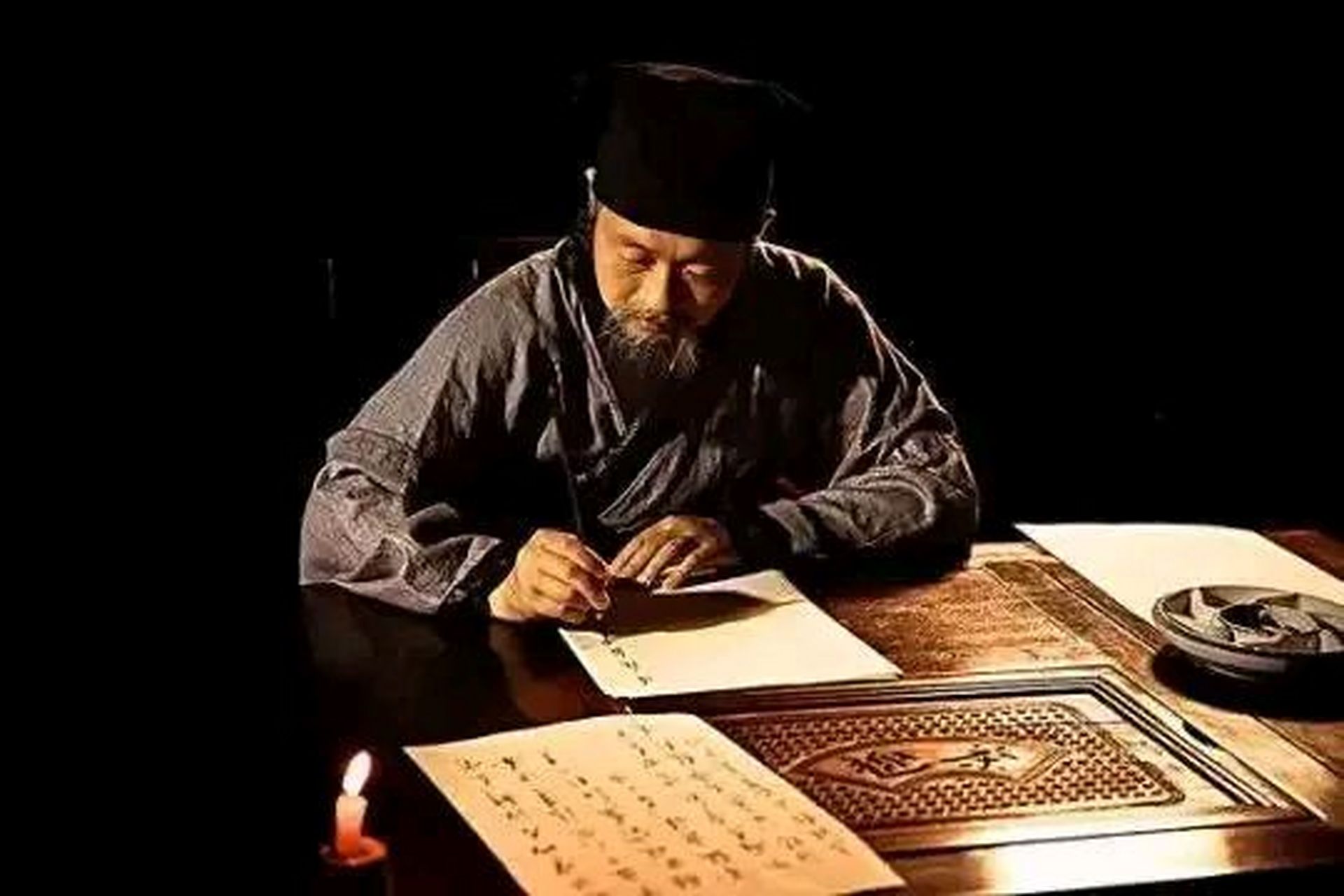 古代一个郎中救了米店掌柜的孩子,掌柜给他点心他没吃,转手送给乞丐