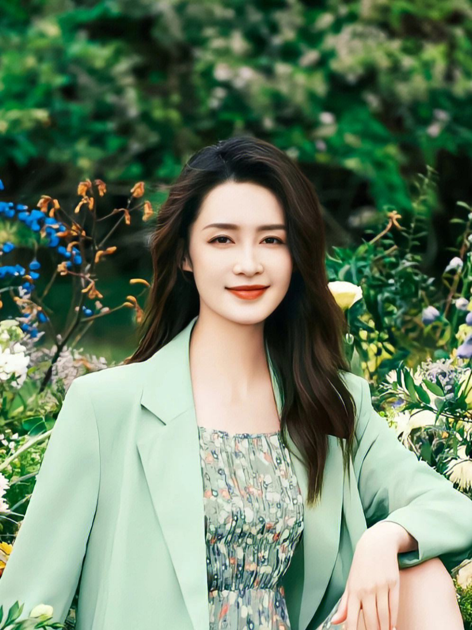 李沁街头和张艺兴甜蜜牵手,疑似恋情曝光?