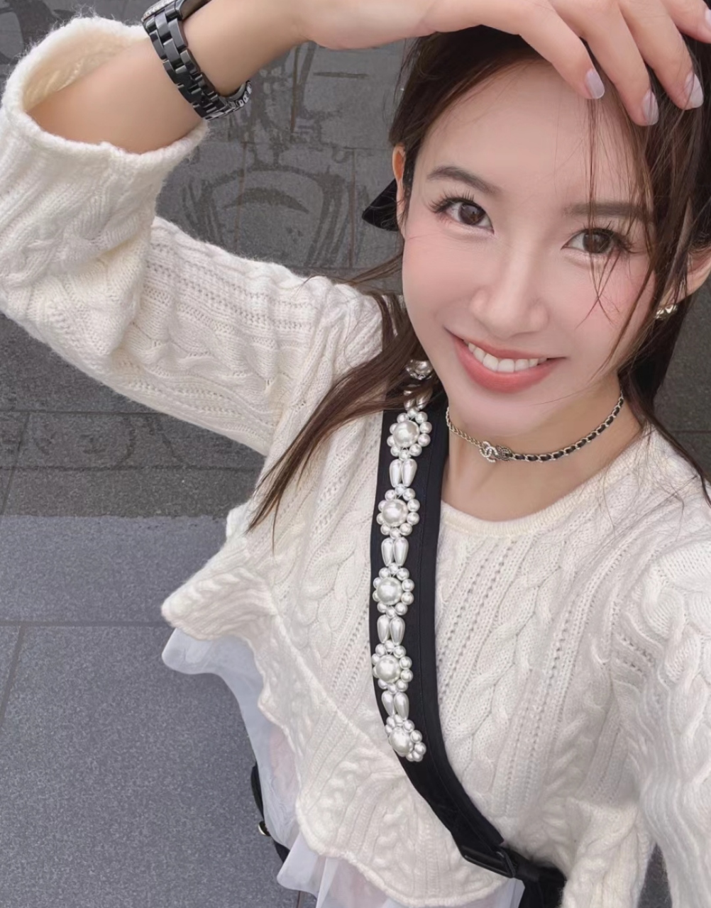 张子萱晒济州岛游客照,她在生活里就是甜美邻家姐姐的模样,打扮那么