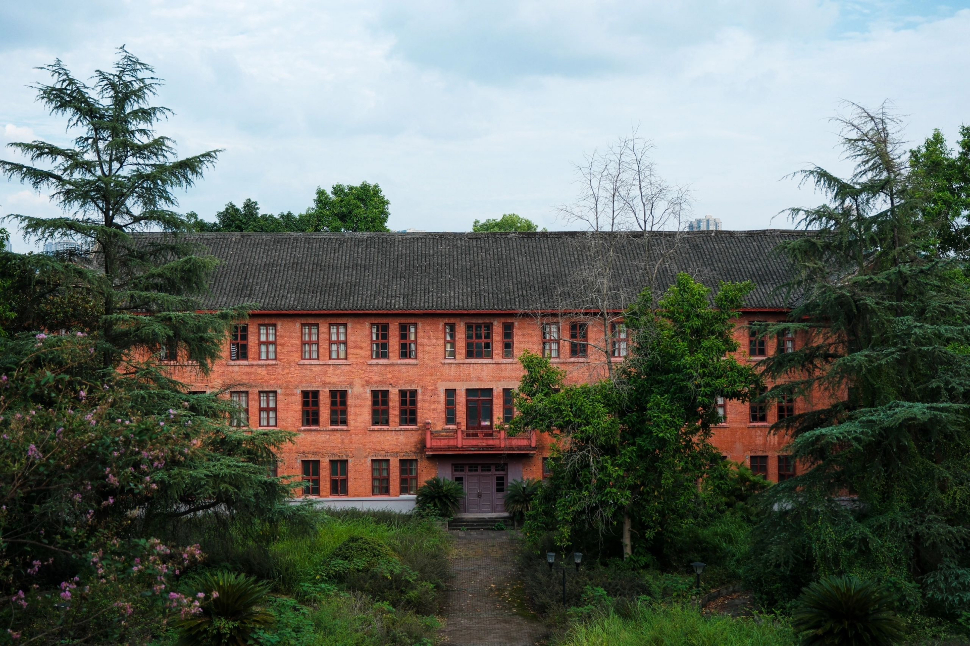 遗忘的渝州大学 在井口先锋街有一所被遗忘的大学——原渝州大学旧址