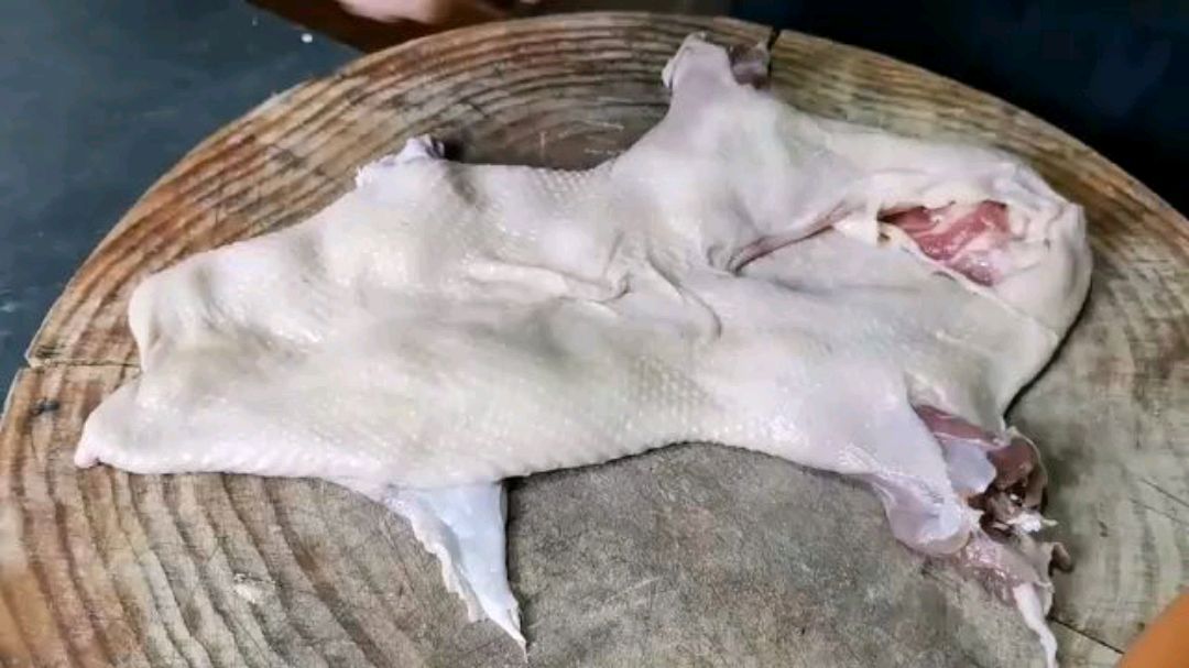 八宝葫芦鸭(上集),老师傅展示整鸭脱骨技法,保持鸭皮不破