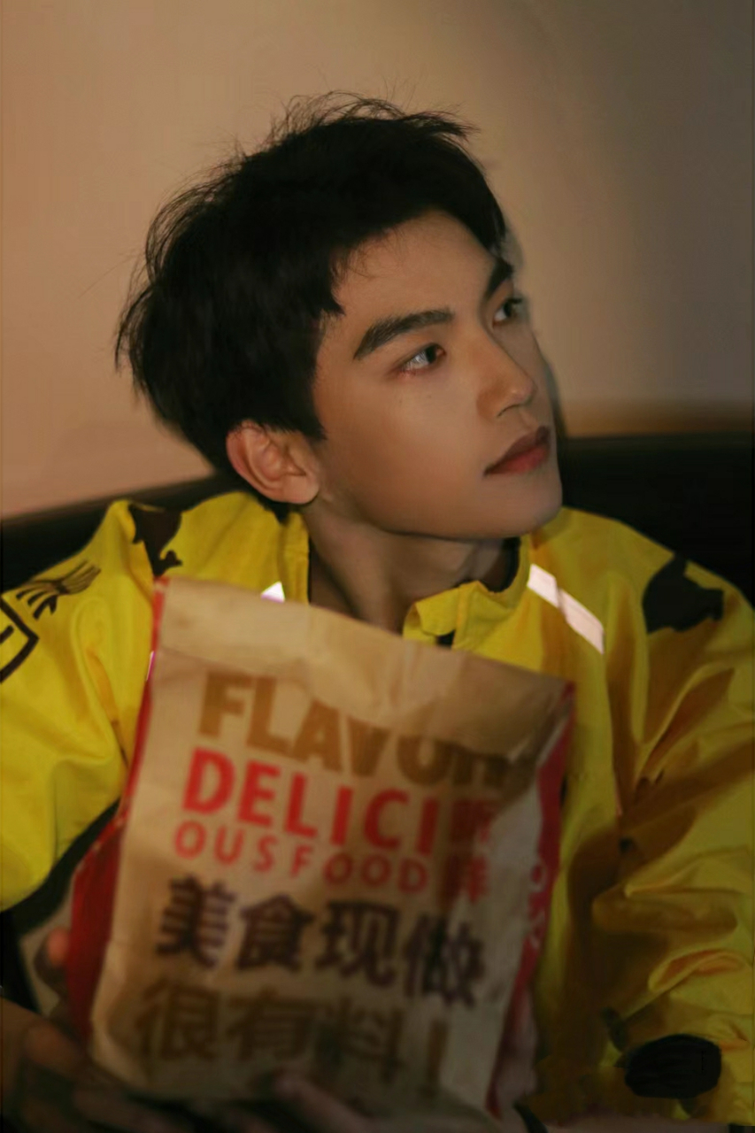 时下就是一个卷的社会,就连外卖小哥都要卷起来.#帅哥# #腹肌# #生活