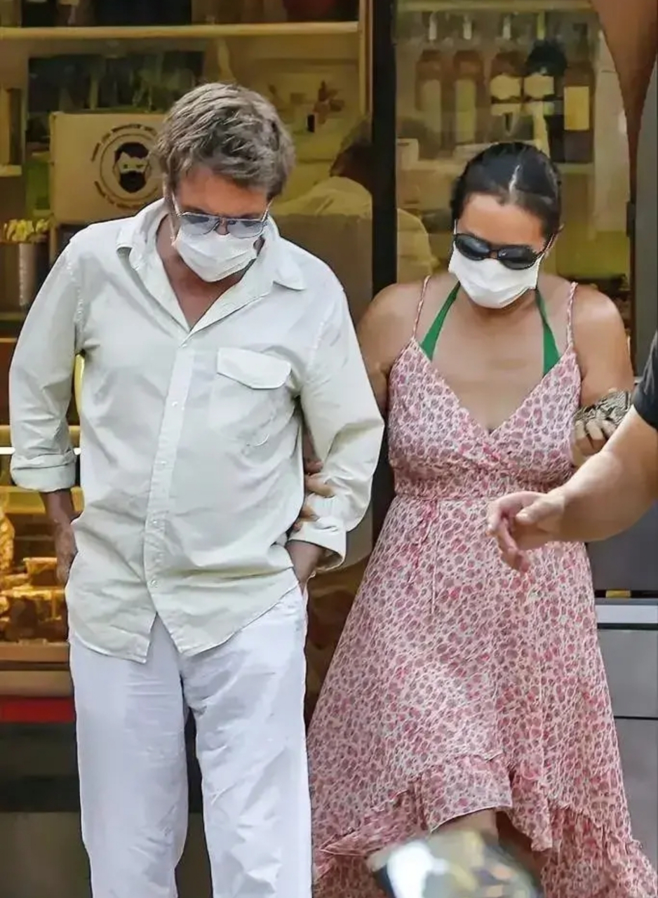 57岁的巩俐和74岁的老公同框照片近日引起了不少网友的关注和议论.