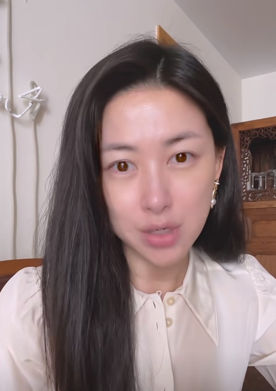 朱珠卸了妆敷保湿水,她素颜总有种眼睛浮肿的感觉,精致感消失了,不