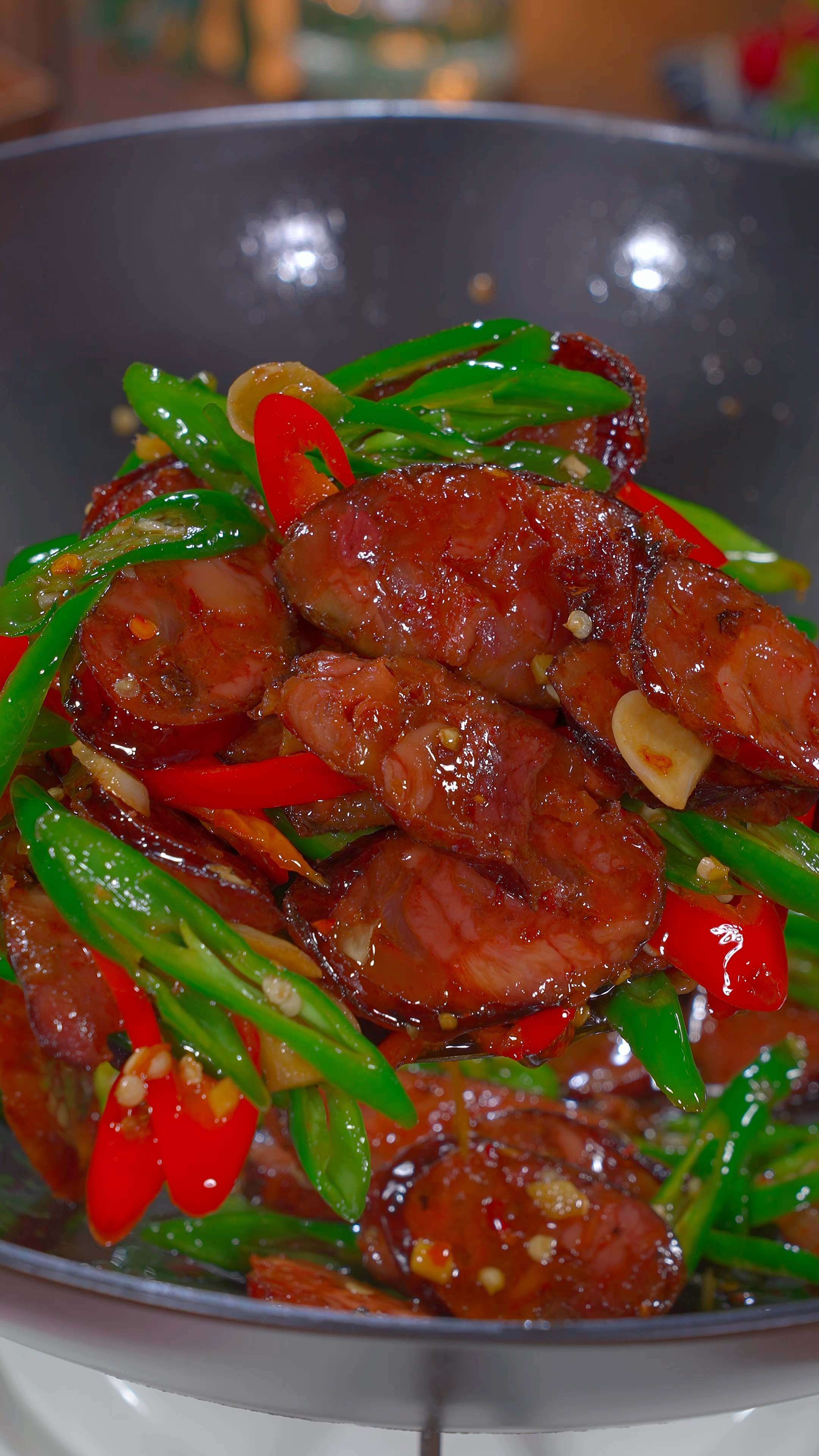 青椒炒香肠,又香又下饭,还没上桌就被抢光了