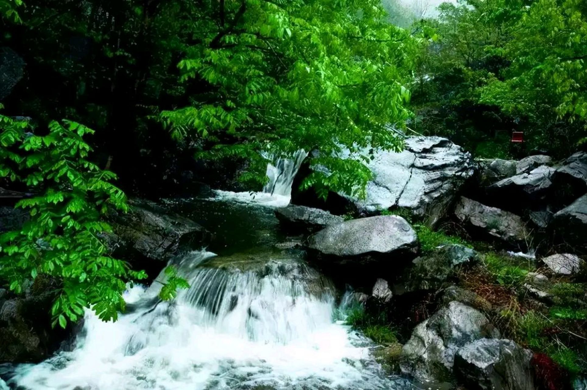 在河南省鲁山县尧山镇有个名叫龙潭峡的景区,风景秀丽,瀑布成群,溪流