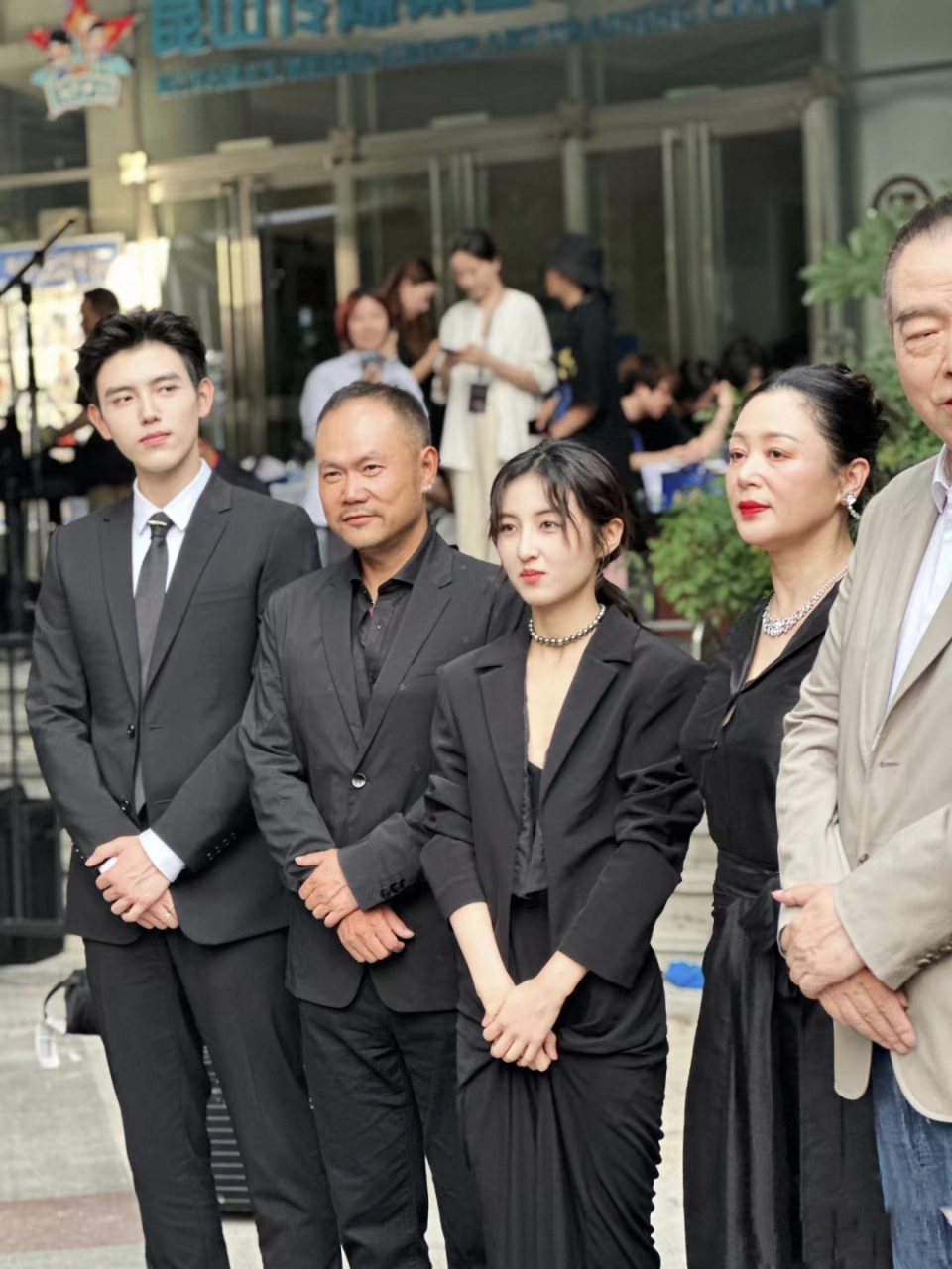 看看陈红,再看看旁边的张子枫和陈飞宇,岁月侵蚀真的无法抵挡啊!