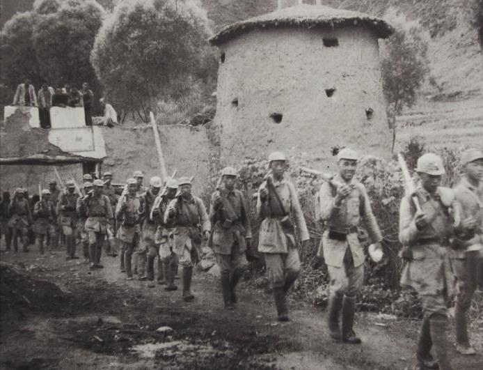 朱传贤骑马刺探敌情,发现日军追赶百姓