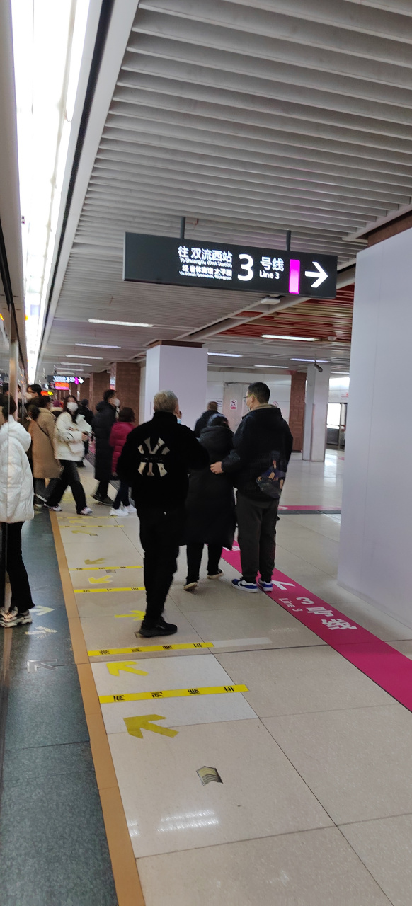 大年初五,09:23分,成都春熙路地铁现场随手拍