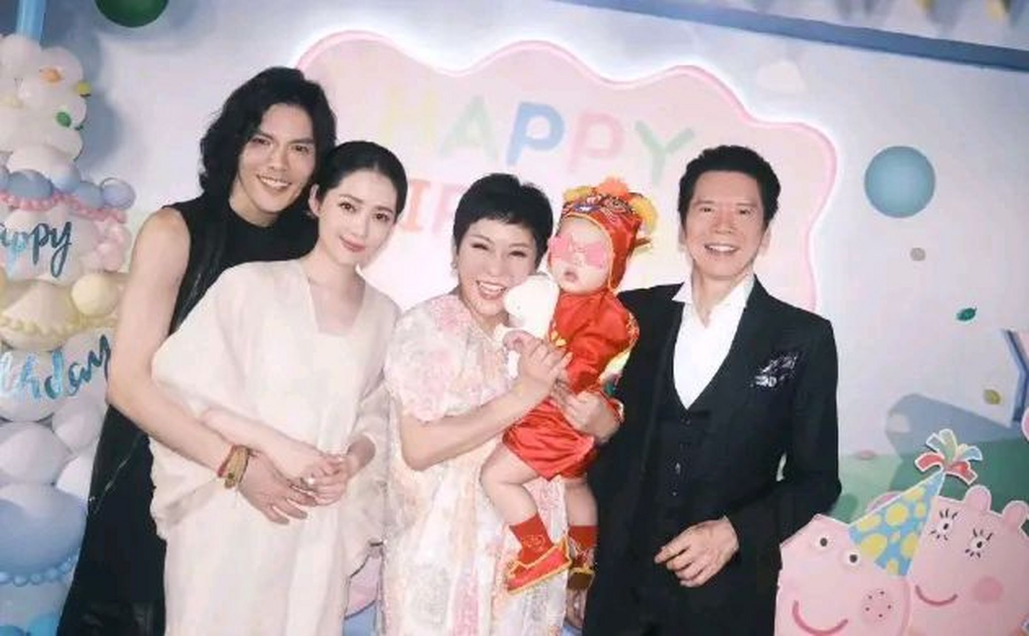 向华强在孙子的生日宴上亲口承诺,向太所有的珠宝都会留给郭碧婷和