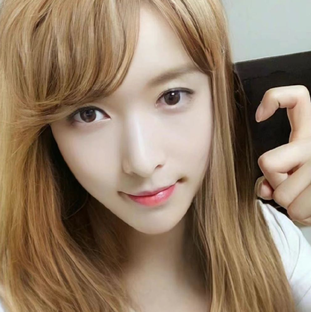 张艺兴亲妹妹张加美首次露面