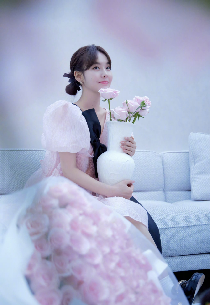 张佳宁是一位备受喜爱的演员,她在社交媒体上晒出了自己庆祝生日的