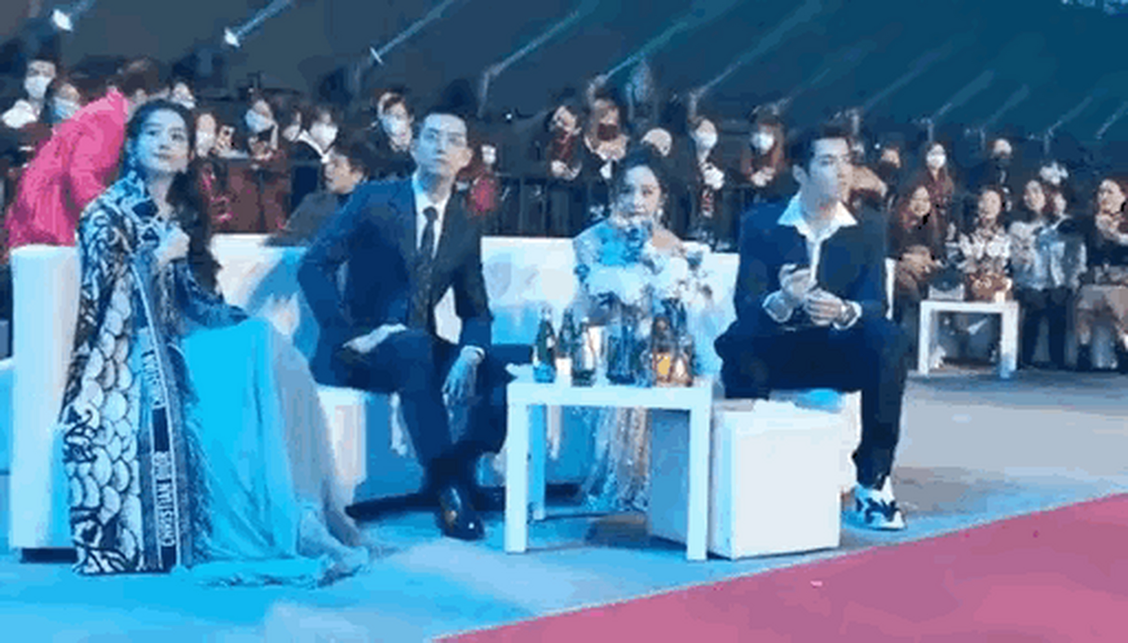 主办方将李现,吴亦凡,杨幂,赵丽颖4人,安排第一排的同一个卡座,杨幂坐