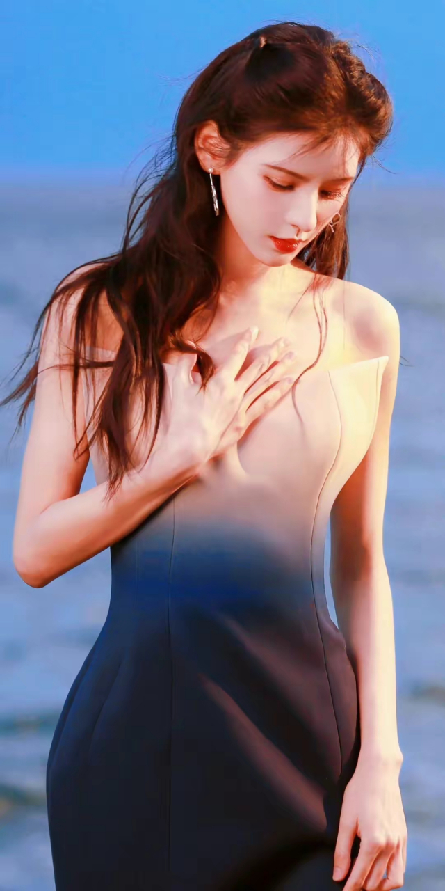 张予曦粉蓝渐变抹胸开叉裙,曲线玲珑的人鱼公主 676767