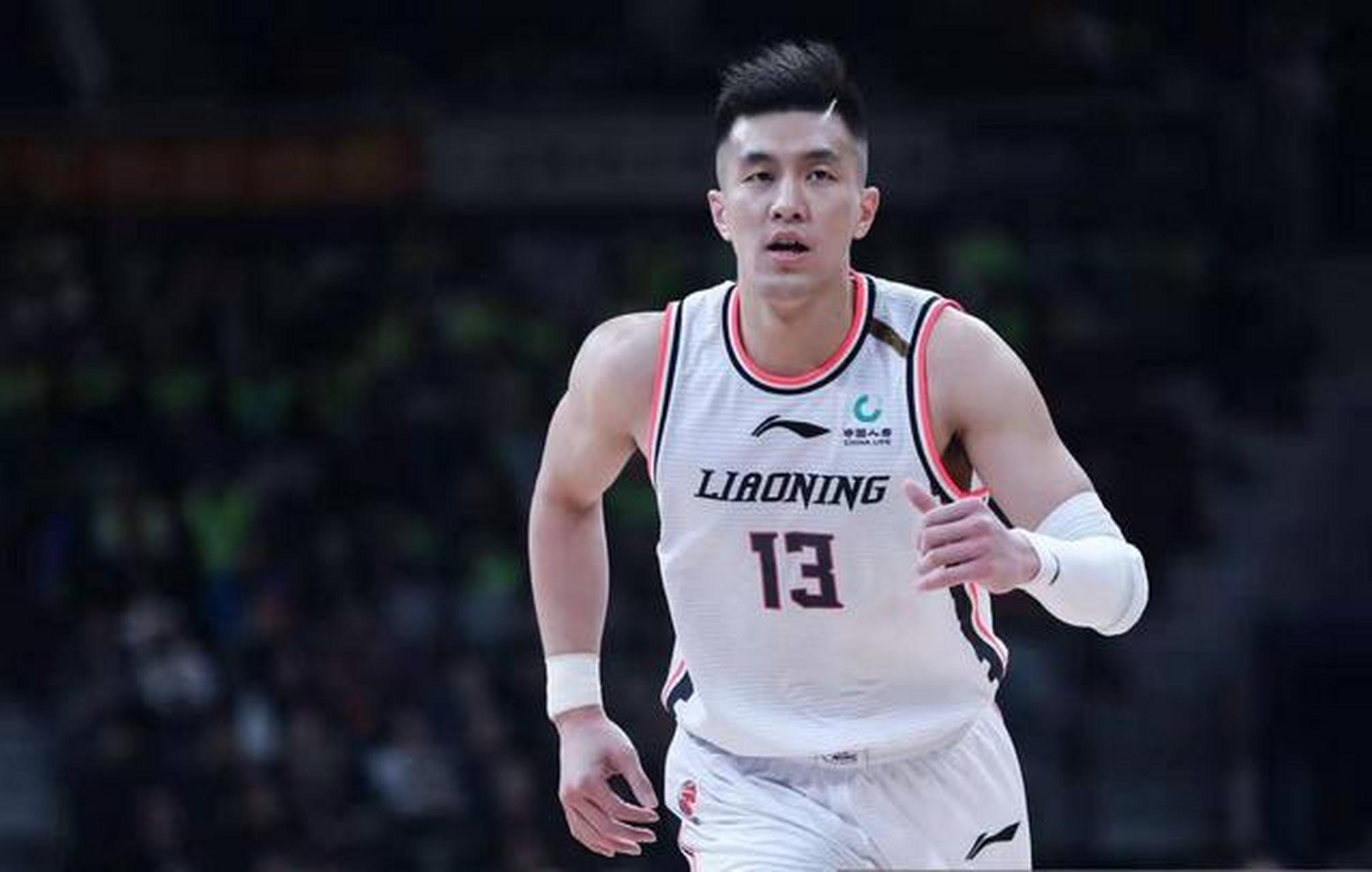 郭艾伦穿戴护膝训练,他有望在总决赛第二场比赛中复出!