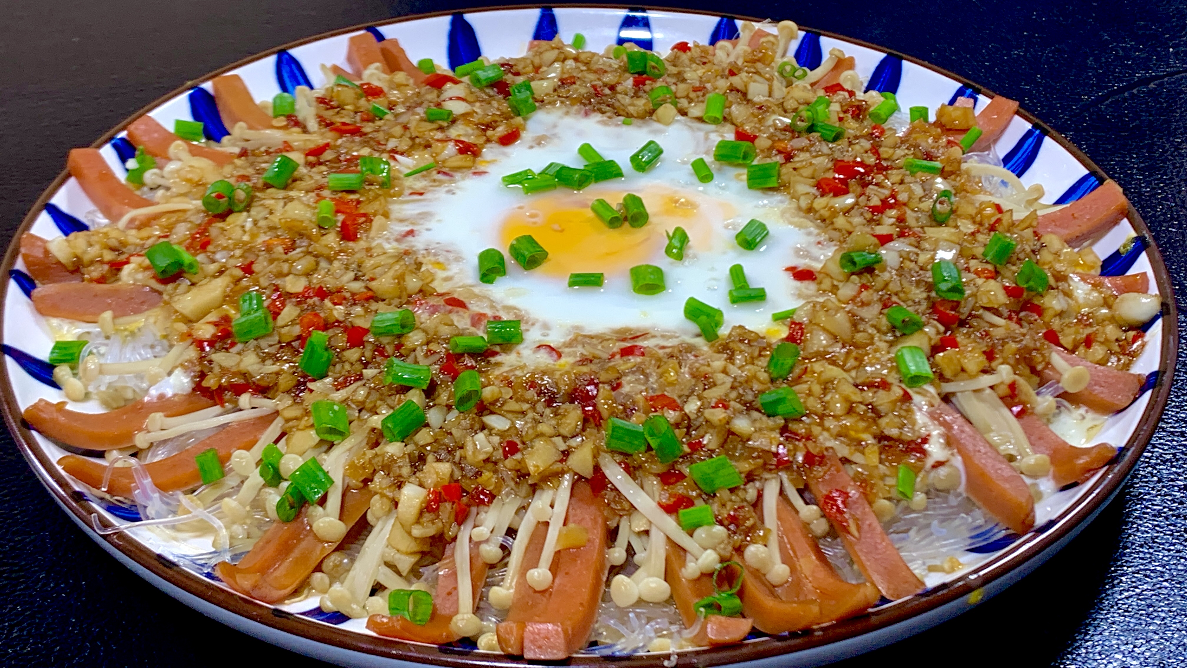 这才是蒜蓉金针菇蒸粉丝好吃的做法,蒜香浓郁,营养又美味,解馋