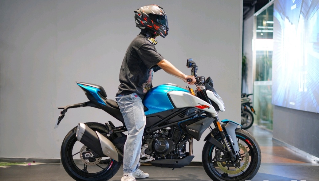 不到三万元的运动街车,春风450nk,容易上手动力暴躁