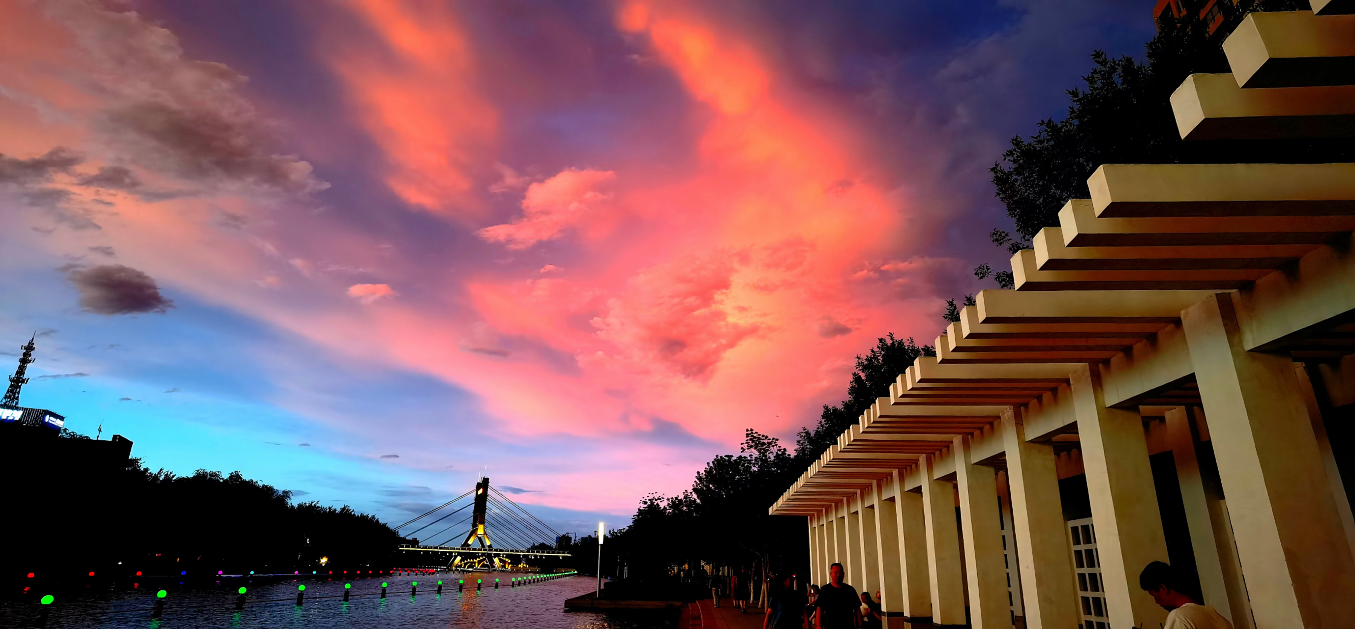 克拉玛依河又名穿城河,位于克拉玛依市城区东北部,全长8.