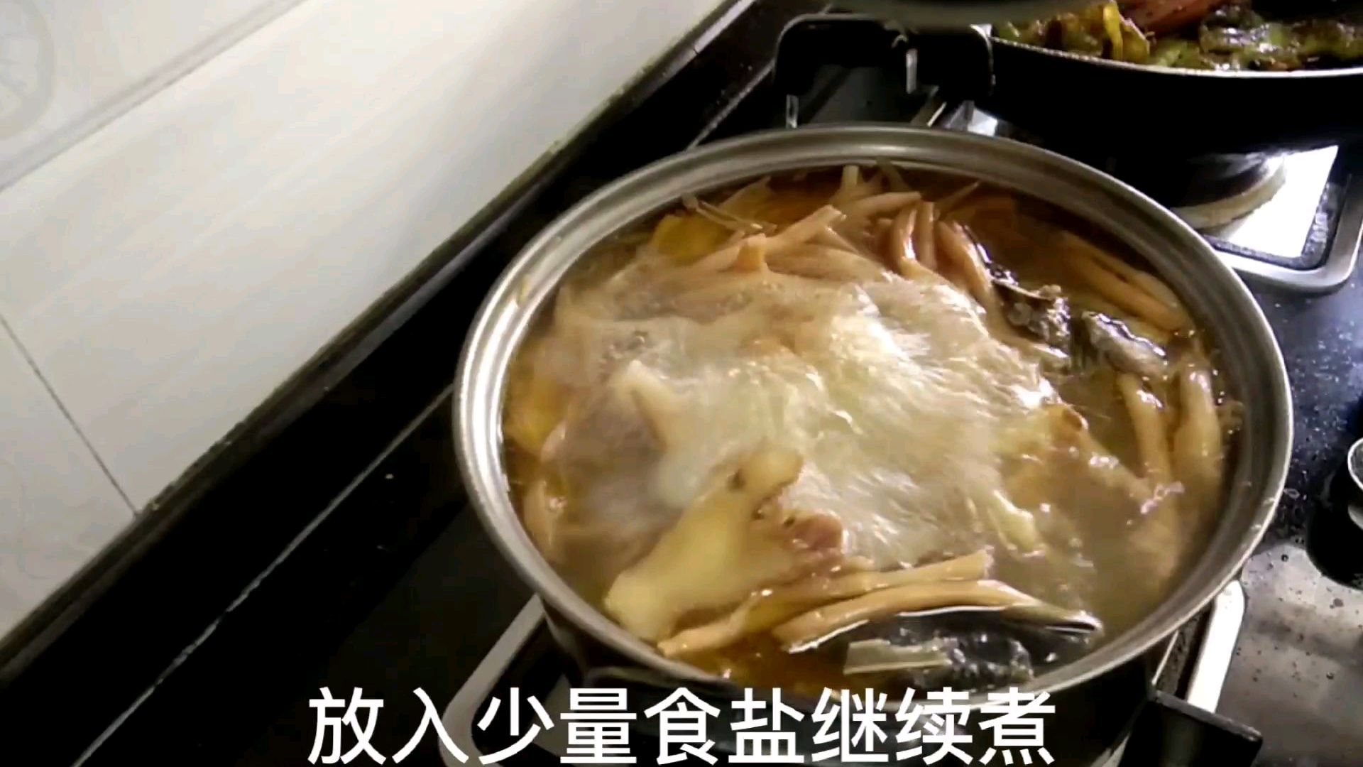 黄花乌鸡汤怎么做?营养补气血,吃出美丽与健康