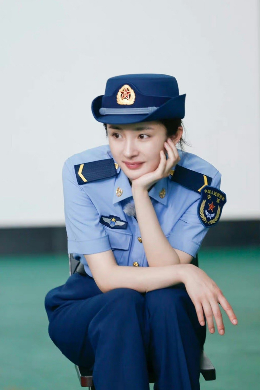 杨幂军装# 英姿飒爽,酷酷的.