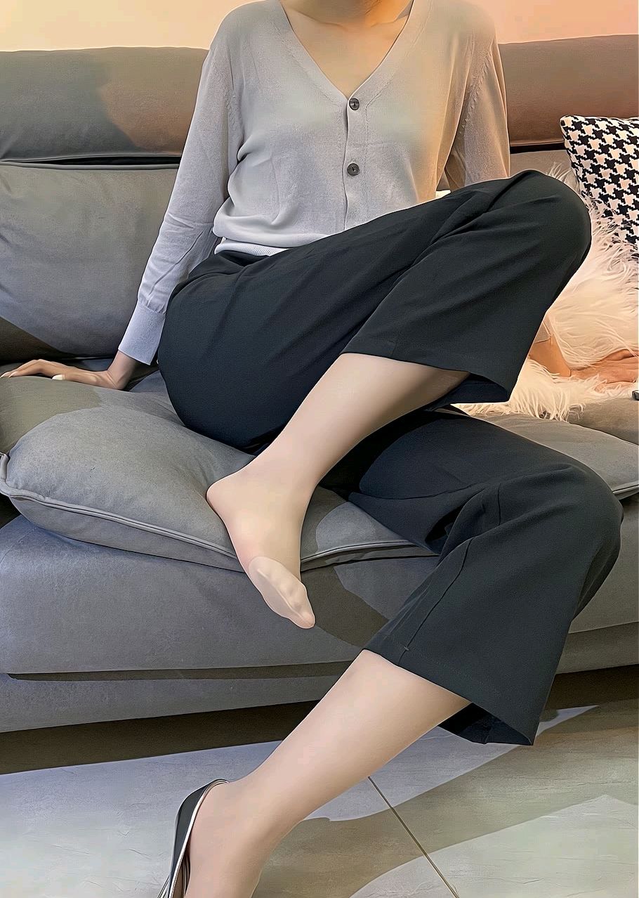 经典西裤搭配肉色薄款打底裤